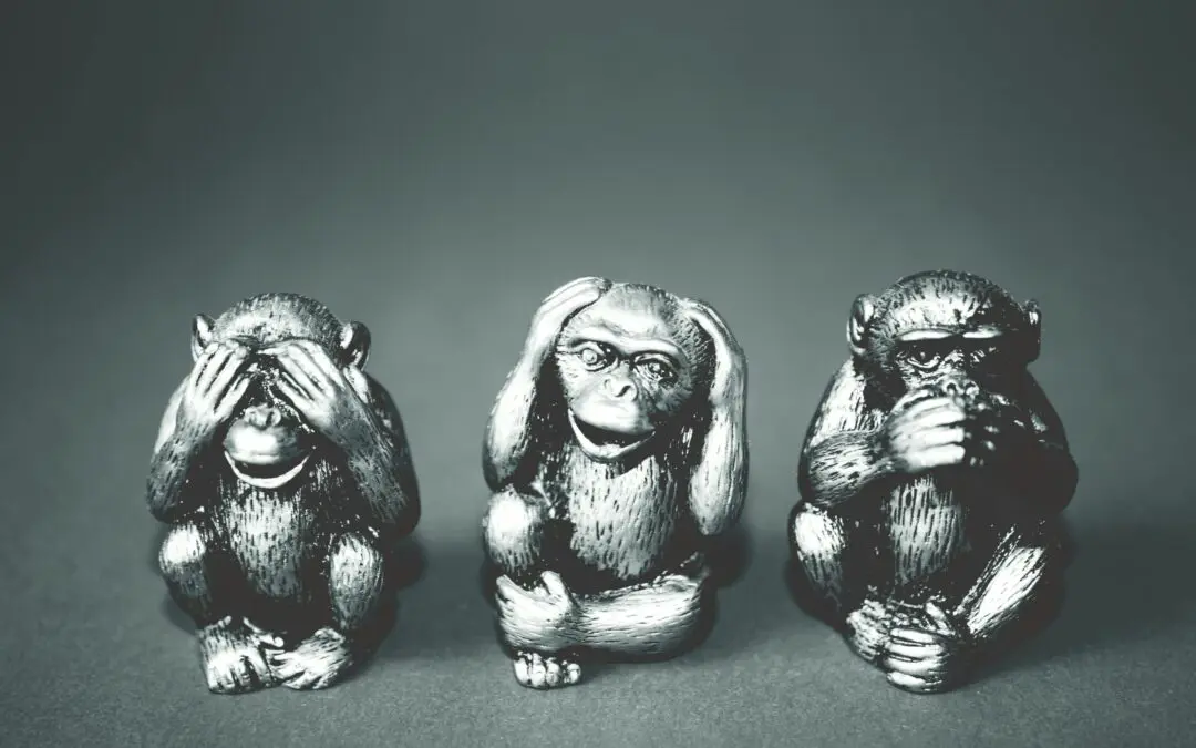 Trois singes de sagesse en figurines métalliques