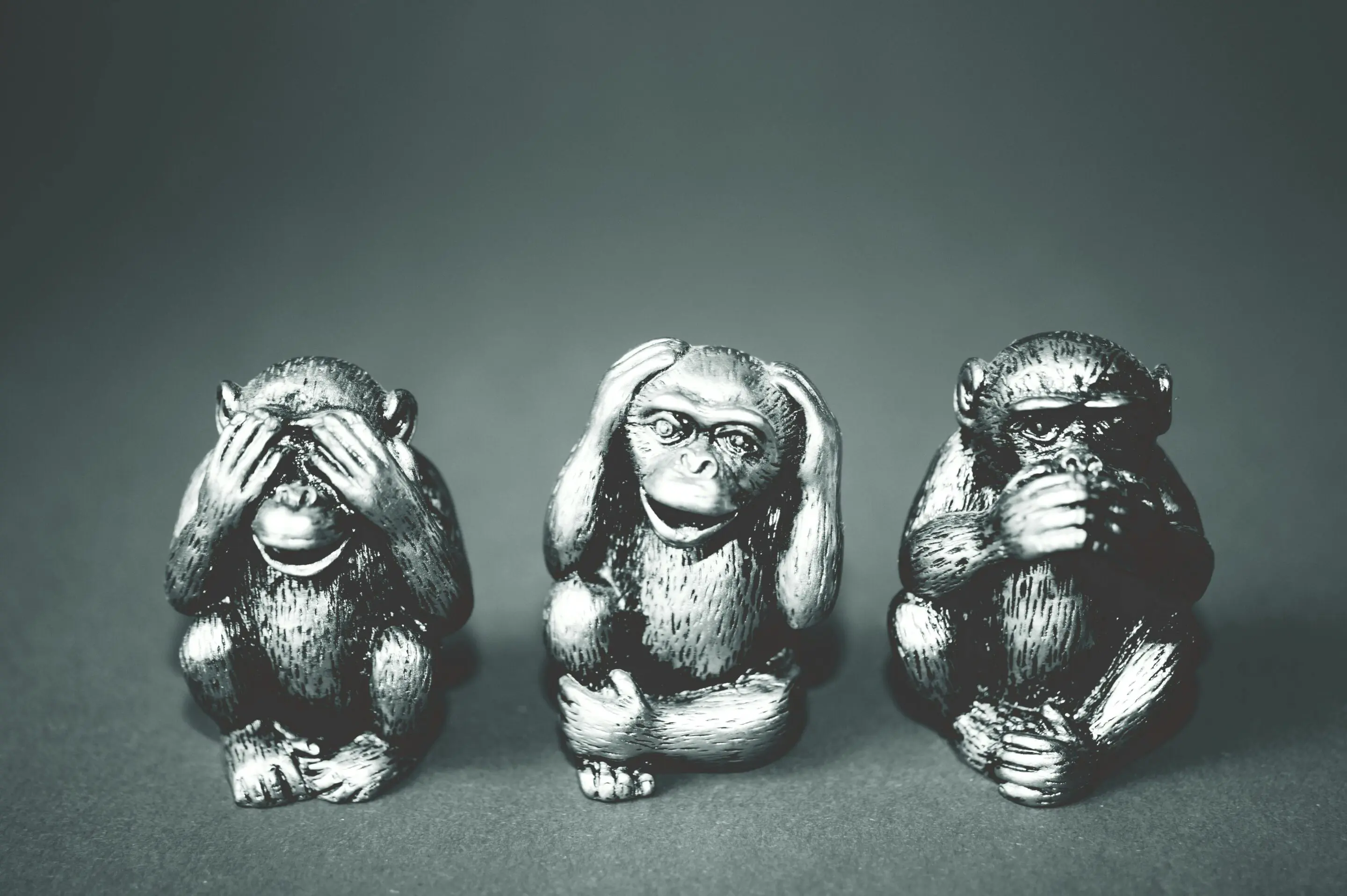 Trois singes de sagesse en figurines métalliques