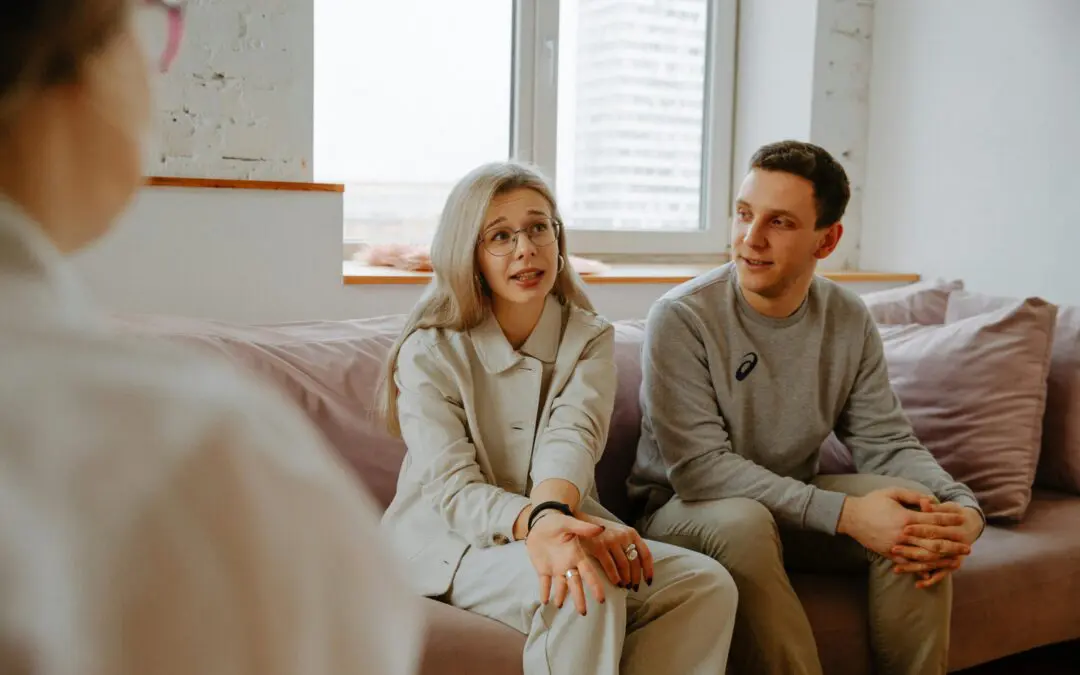 Trois jeunes discutant joyeusement dans un salon