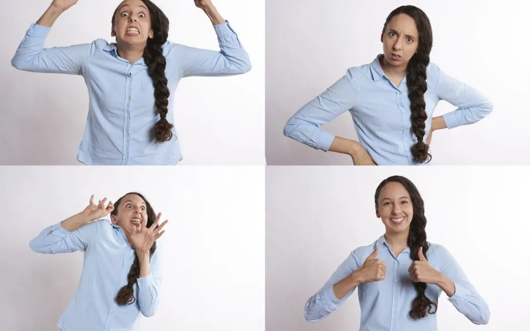 Femme exprimant diverses émotions en chemise bleue