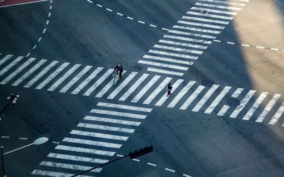 Vue aérienne personnes traversant à un passage piéton