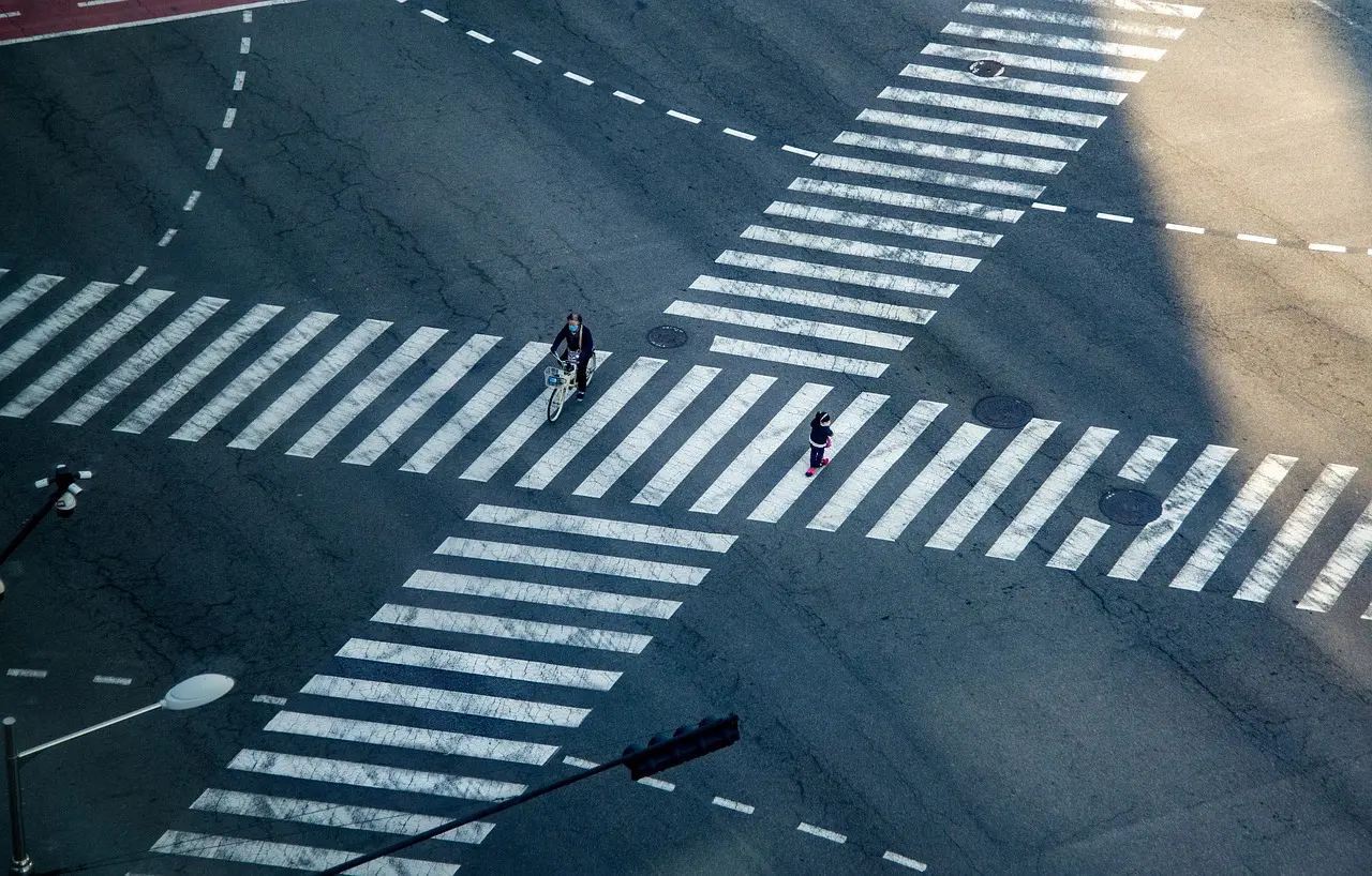 Vue aérienne personnes traversant à un passage piéton