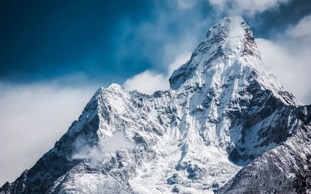 Montagne enneigée sous ciel nuageux