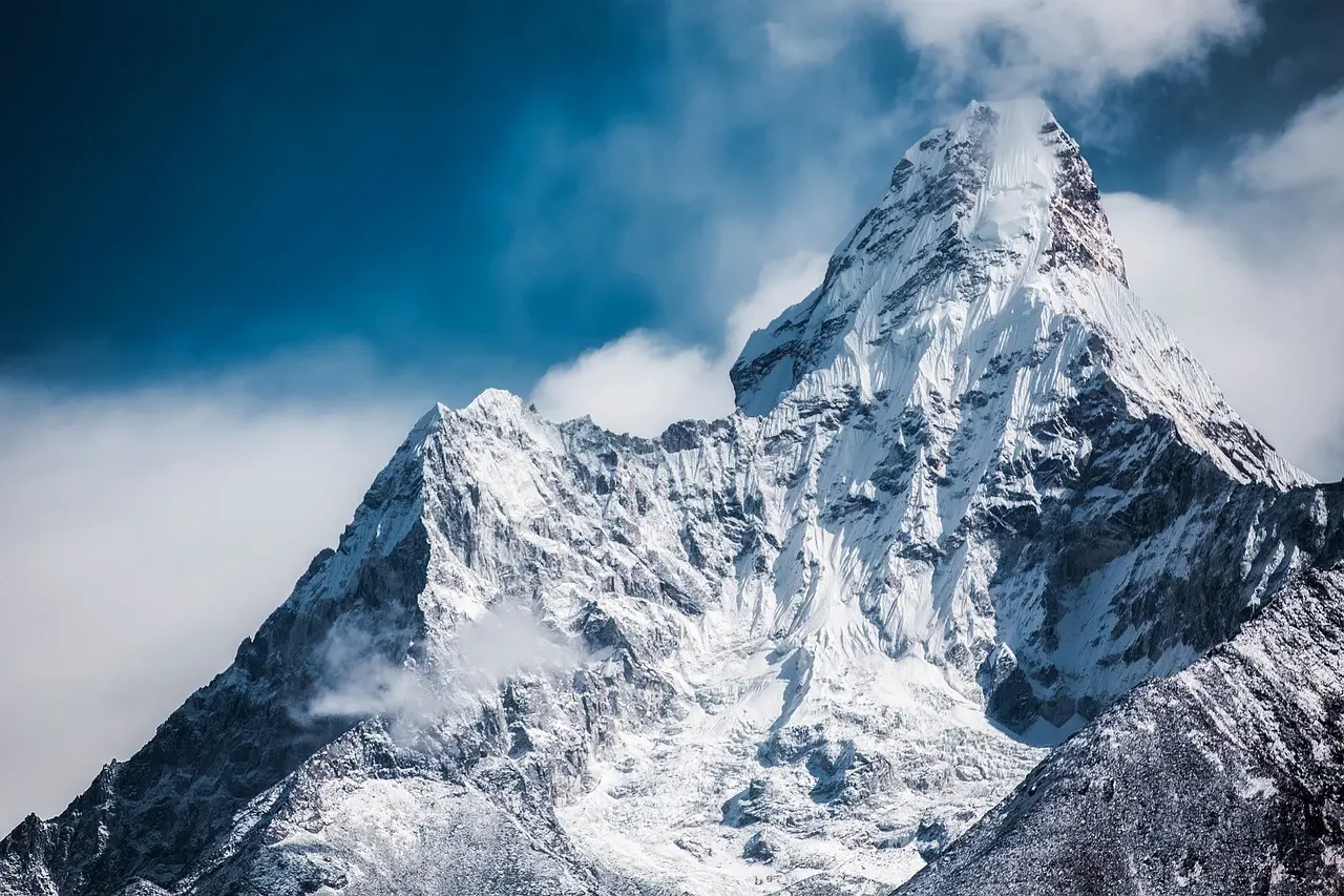 Montagne enneigée sous ciel nuageux